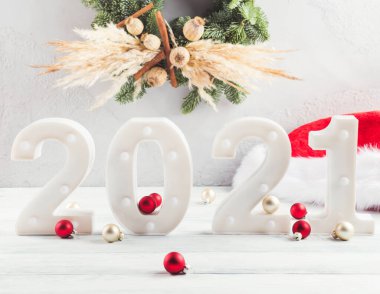Festivalsel xmas dekoru olan 2021 Yeni Yıl sayısı
