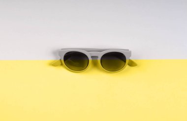 Sarı ve gri güneş gözlüklerini aydınlatan