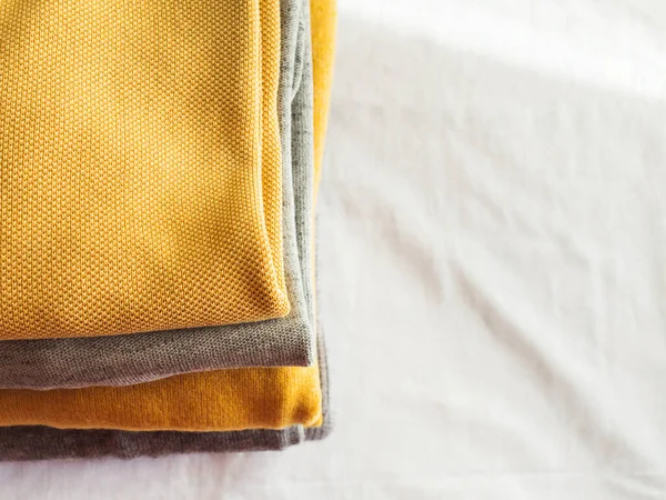 Amarelo cor iluminada e camisolas de inverno cinza — Fotografia de Stock
