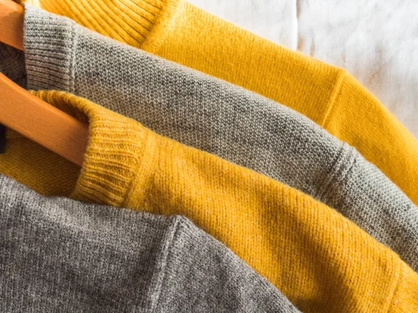 Amarelo cor iluminada e camisolas de inverno cinza — Fotografia de Stock