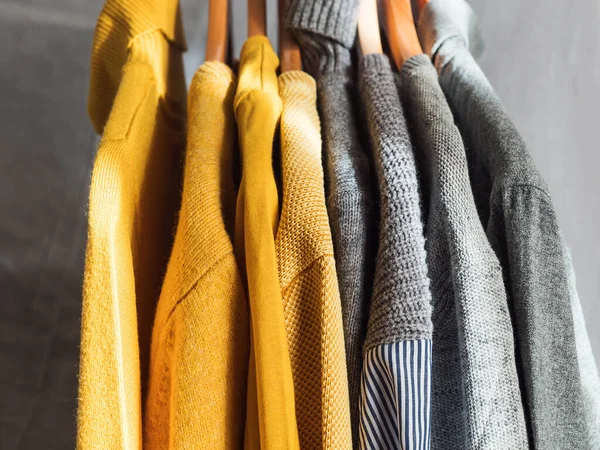 Color amarillo iluminado y suéteres grises de invierno — Foto de Stock
