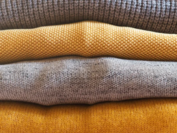 노랗게 빛나는 색상 과 잿빛 겨울 스웨터 — 스톡 사진
