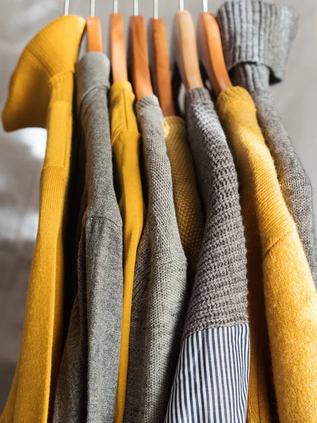 Color amarillo iluminado y suéteres grises de invierno — Foto de Stock
