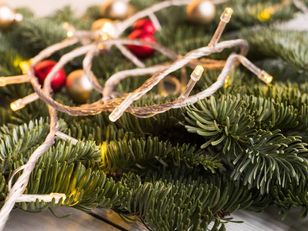 Branches d'épinette de Noël avec des lumières de décoration — Photo