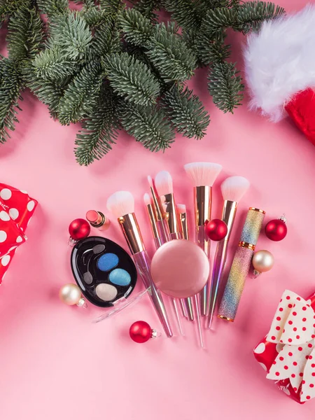 Branches de sapin de Noël et outils de maquillage, produits — Photo