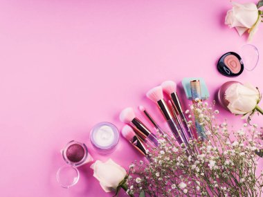 Pembe üzerine parlak makyaj ürünleri ve aksesuarlar
