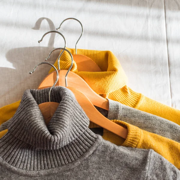 Жовтий освітлений колір і сірі зимові светри — стокове фото