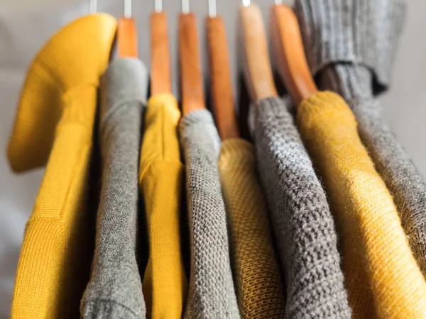 Pull d'hiver jaune illuminé et gris — Photo