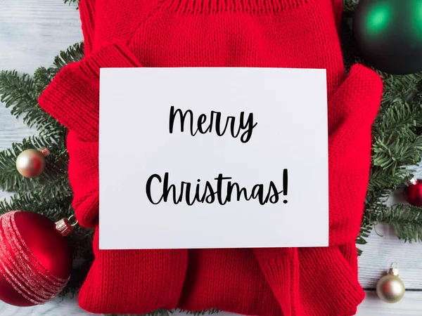 Yeşil süslemeli kırmızı çirkin Noel süveteri