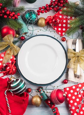 Dekorlu Noel yemeği sofrası.
