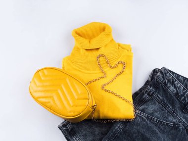 Kaplumbağa yakalı ve sarı çantalı moda kıyafeti.