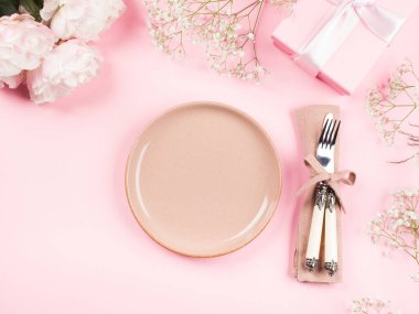 Festivalsel masa ayarlı pembe arkaplan, çiçekler