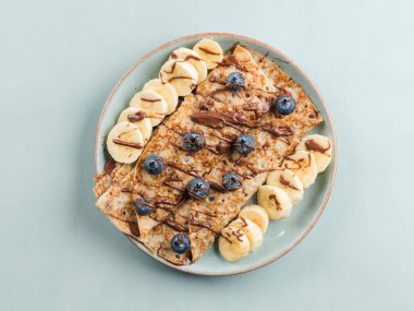 Çikolatalı krep, muzlu, dutlu