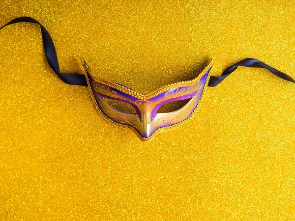 Carnival Mardi gras parti mask på guld bakgrund — Stockfoto