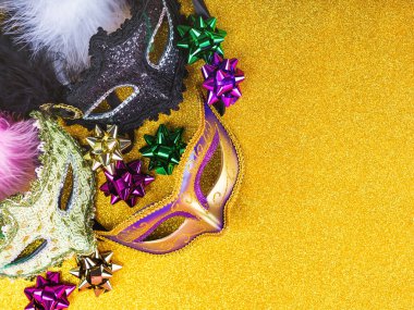 Karnaval Mardi Gras parti maskeleri altın arka planda