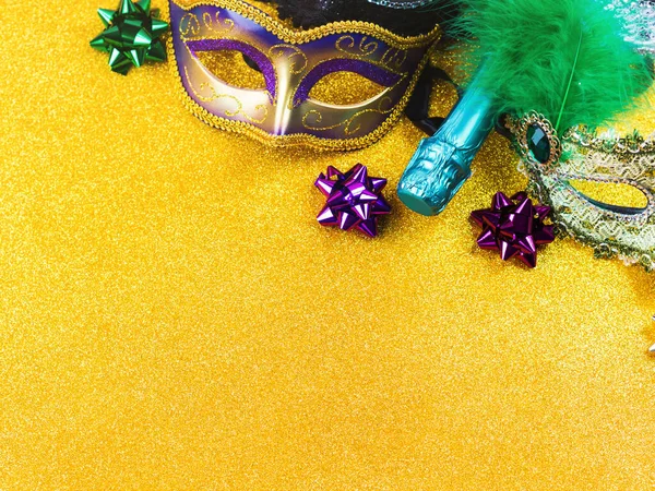 Karnaval Mardi Gras parti maskeleri altın arka planda — Stok fotoğraf