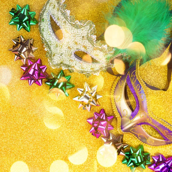 Karneval mardi gras party masky na zlatém pozadí — Stock fotografie