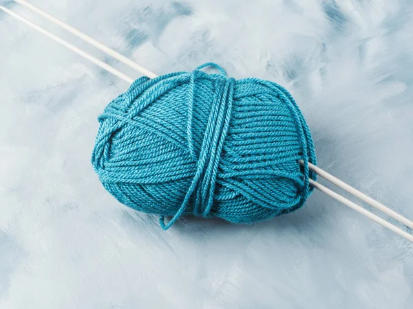 Hilados de punto de lana azul sobre fondo descolorido — Foto de Stock