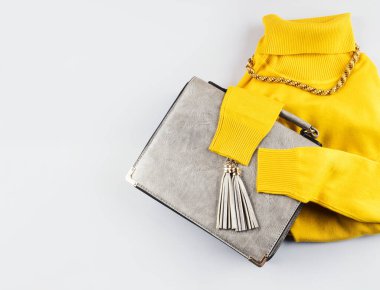 Aydınlatılmış sarı kaplumbağa boynu ve gri el çantası