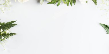 Çiçek düzenleme çerçevesi beyaz güller ve eğreltiotu ile