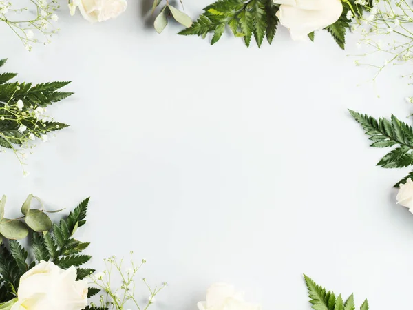 Gestaltungsrahmen mit weißen Rosen und Farn — Stockfoto
