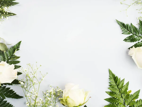 Gestaltungsrahmen mit weißen Rosen und Farn — Stockfoto
