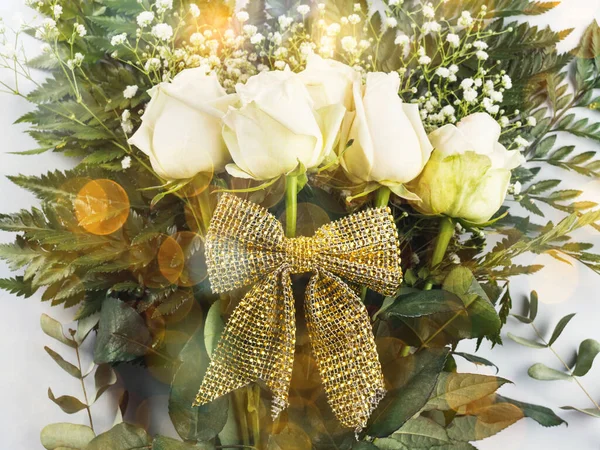 Weiße Rosen Strauß als Geschenk an einem Feiertag auf grau — Stockfoto