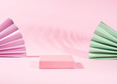 Gölgeli ürün gösterimi için geometrik pembe stand podyumu