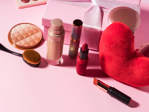 Cosmétiques fond de beauté avec coeur rouge sur rose — Photo