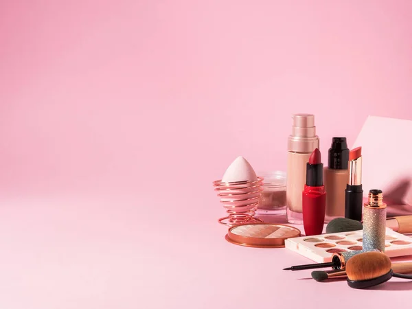 Kosmetyki kosmetyki kosmetyki tło z na różowy — Zdjęcie stockowe