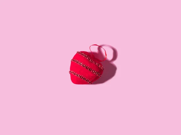 Trendy Valentines den backgound s červeným srdcem a tvrdým stínem — Stock fotografie