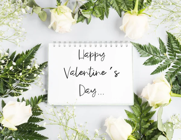 Nyissa ki a fehér notebook fehér lap virágos keretben. Boldog Valentin napot! — Stock Fotó