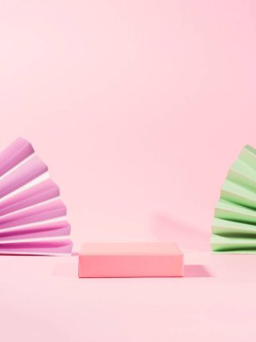 Gölgeli ürün gösterimi için geometrik pembe stand podyumu