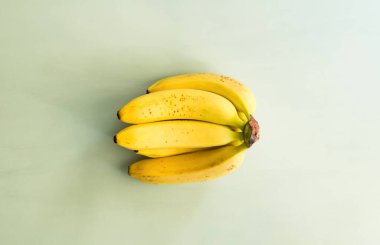 Tüm muz meyveleri yeşil sarı arka planda.