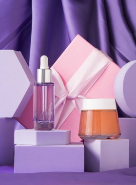 Mor arkaplandaki Hyaluronic asit şişesi ipek arkaplanda geometrik şekilli podyumlarda görüntülenir