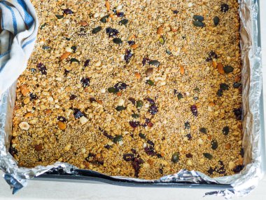 Ev yapımı fındıklı sağlıklı enerji tanecikleri.