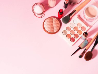 Pembe üzerine farklı makyaj ürünleri.
