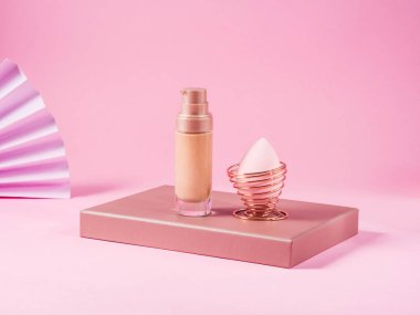 Makyaj şişesi ve pembe üzerine uygulama fırçası