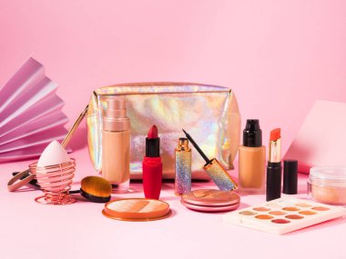 Kozmetik ürünlerini pembe ve güzellik çantasına yapıştır