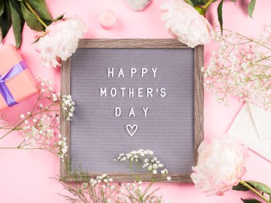 Mutlu anneler günü pembe arkaplanlı mektup panosunda.