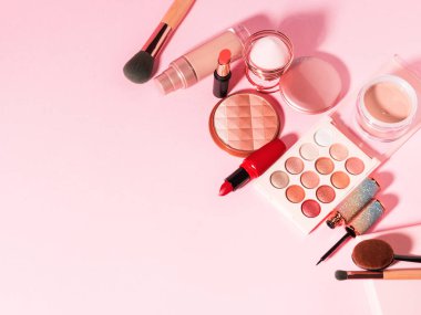 Pembe üzerine farklı makyaj ürünleri.