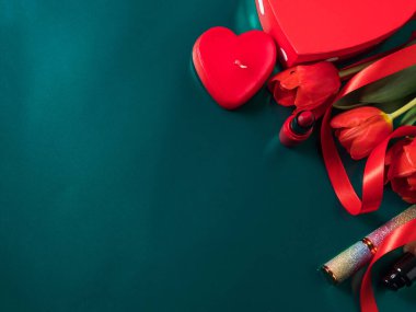 Kadınlar için hediye kutusu, anneler günü, ürünler ve kırmızı laleler.