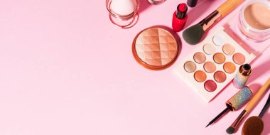 Pembe üzerine farklı makyaj ürünleri.