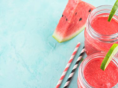 Limonlu ve naneli karpuz püresi.