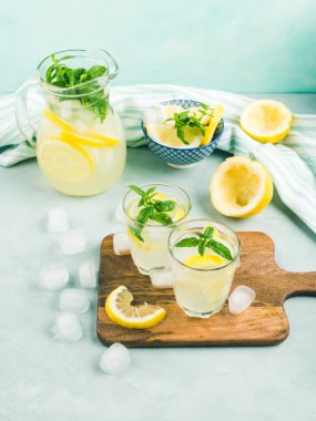 Sürahi ve bardakta taze limonata.