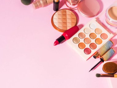 Pembe üzerine farklı makyaj ürünleri.