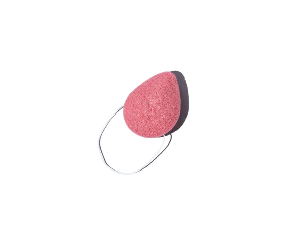 Esponja de konjac rosa Eco para lavado facial y corporal aislado sobre fondo blanco — Foto de Stock