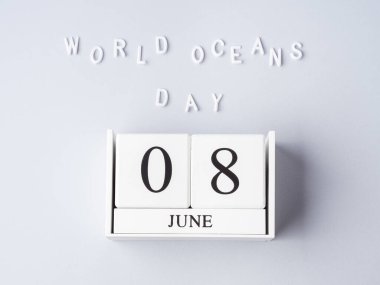 Dünya okyanusları günü gri, 8 Haziran takvim tarihi üzerine beyaz harflerle