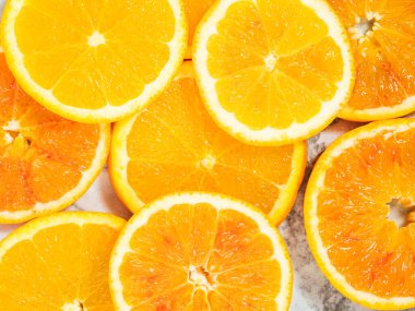 Beyaz mermer masa üzerinde renkli turuncu turunçgil dilimi meyve dokusu arkaplanı