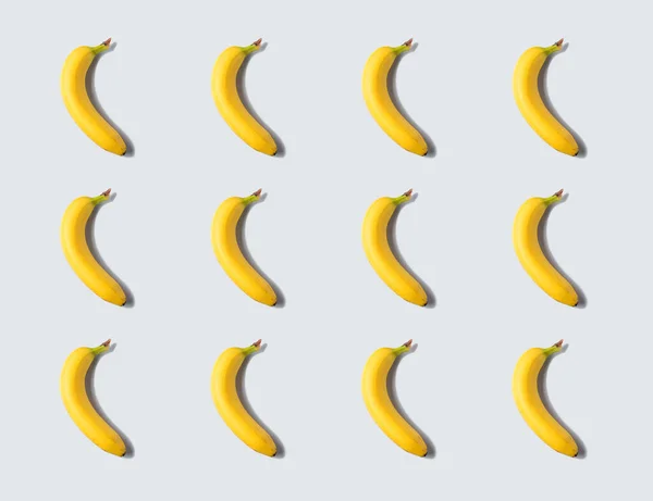 Banán ovoce vzor na šedém pozadí — Stock fotografie